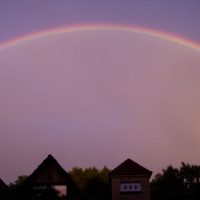 Regenbogen über dem See