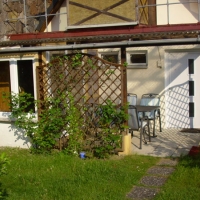 Die Terrasse mit dem Fenster der Sauna